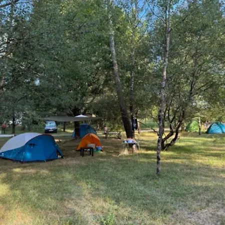 Camping Confortable De 35m² Avec Terrasse - Api-1-52-488 *