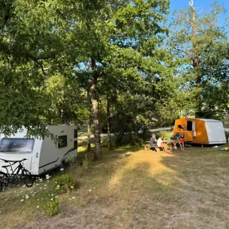 Camping Confortable De 35m² Avec Terrasse - Api-1-52-488 *