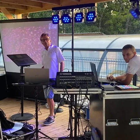 Confortable De 35m² Avec Terrasse - Api-1-52-488 Camping