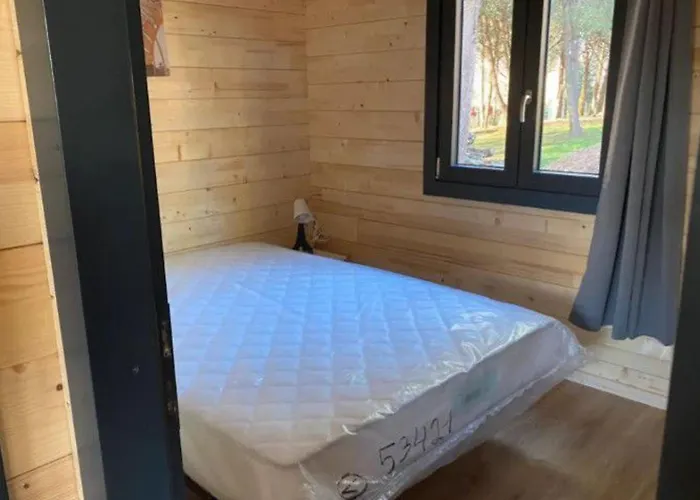 Camping Confortable De 35m² Avec Terrasse - Api-1-52-488 *