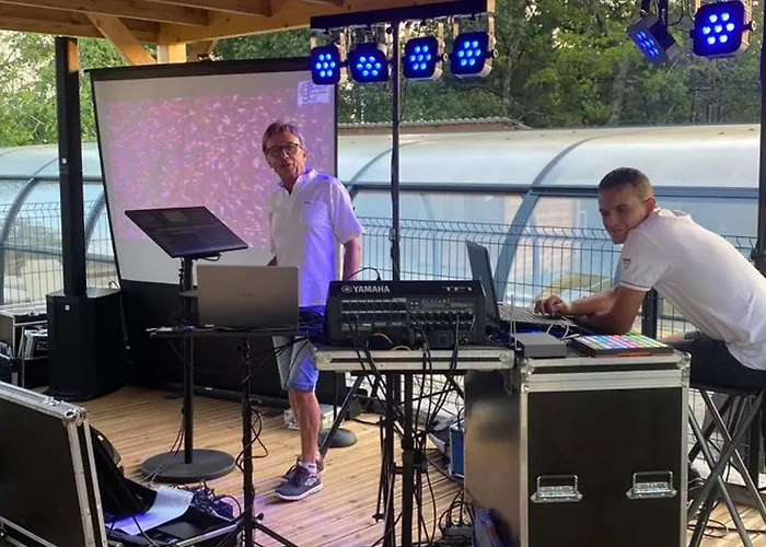 Confortable De 35m² Avec Terrasse - Api-1-52-488 Camping